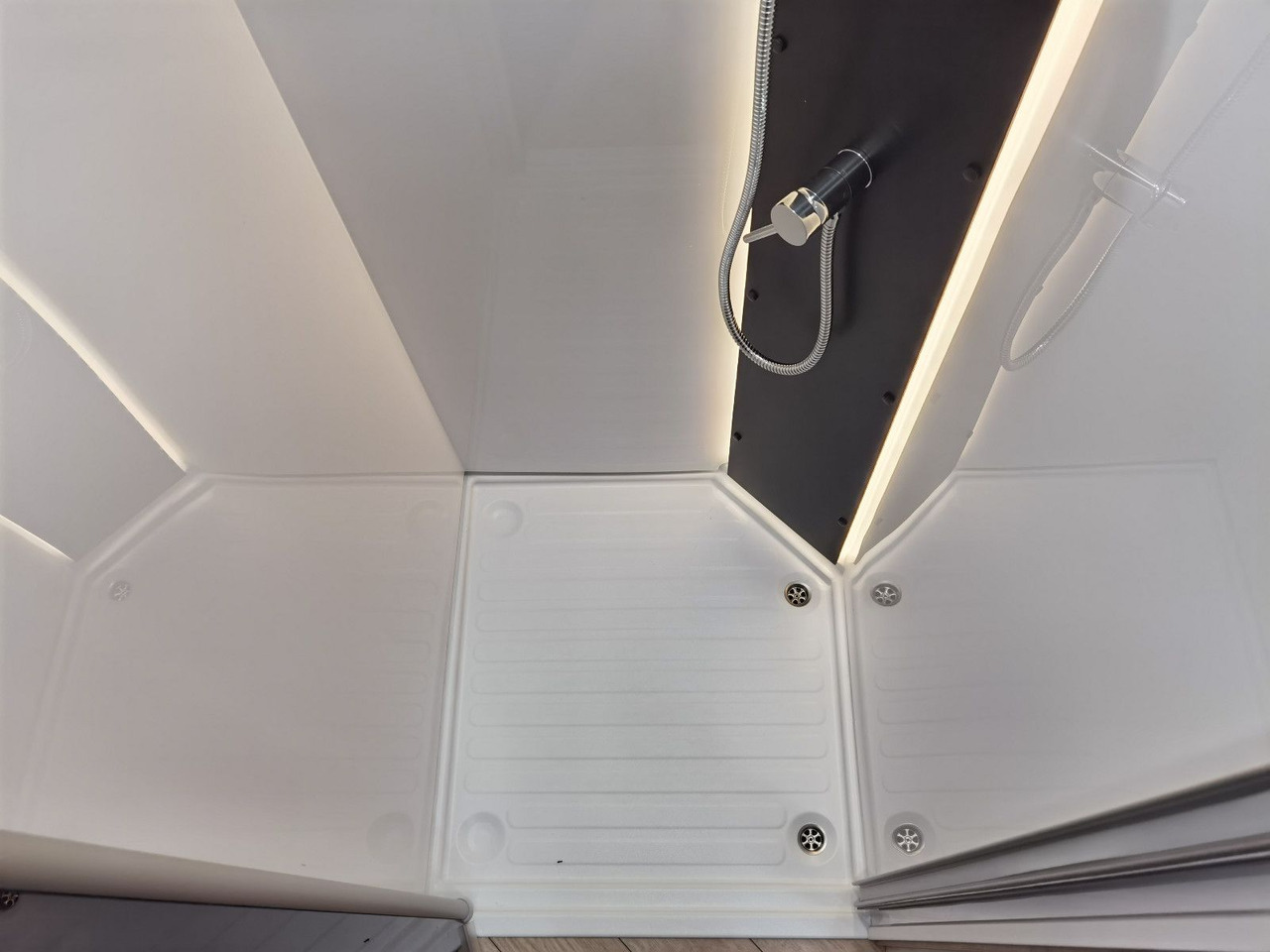 Polointegrované obytné auto Chausson 640 TITANIUM /- 2026 - / XXL - HUBBETT & RAUMBAD: obrázok 17