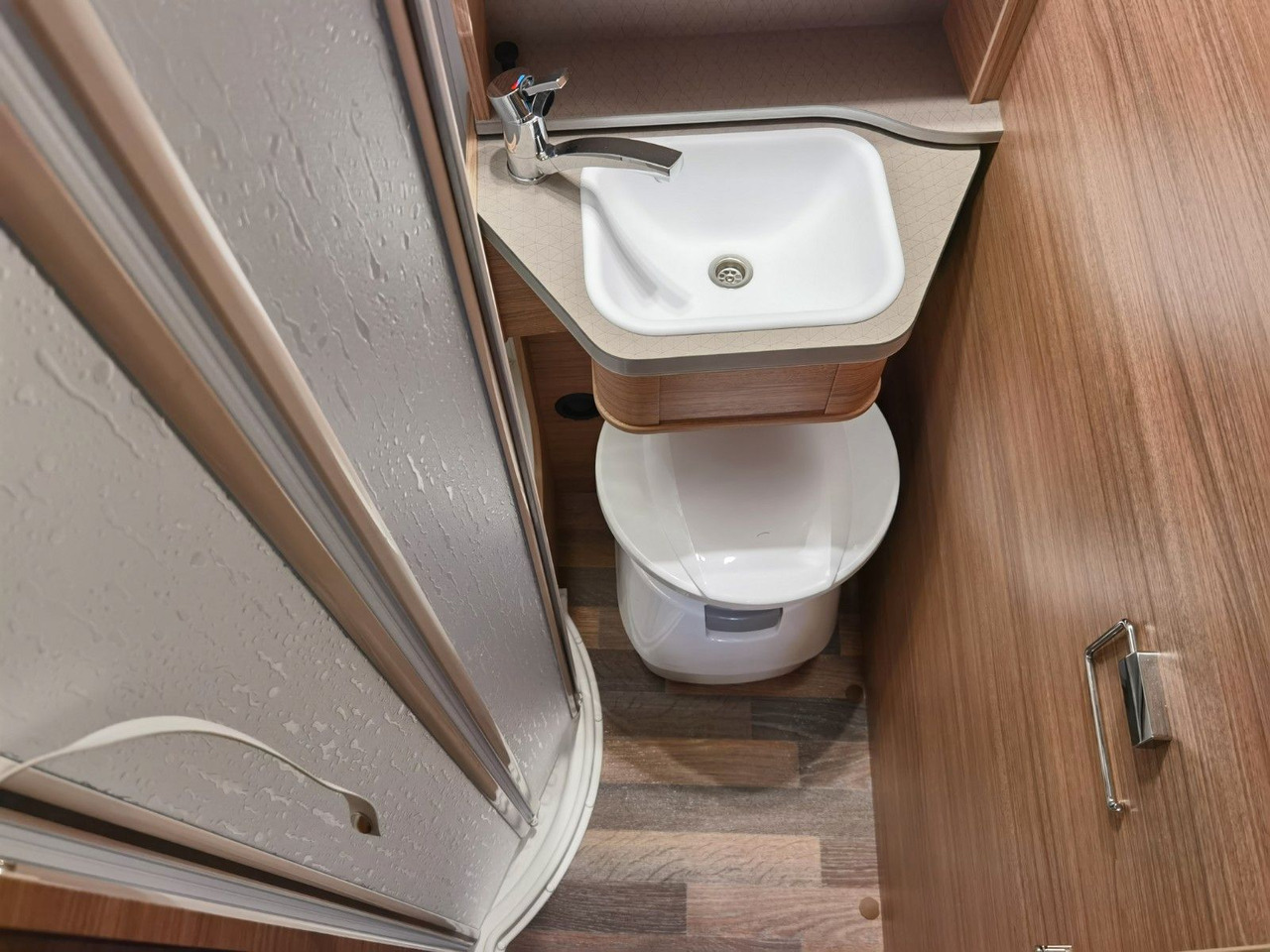 Polointegrované obytné auto Weinsberg CARACOMPACT SUITE 640 MEG PEPPER / 170PS-DSG / H: obrázok 23