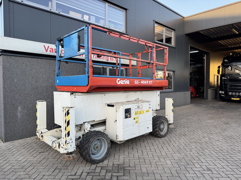Genie GS 4069 RT Hoogwerker / Arbeitsbuhne 14mtr werkhoogte 4x4 Kubota DIESEL 2012 - Samohybná plošiny: obrázok 2 Genie GS 4069 RT Hoogwerker / Arbeitsbuhne 14mtr werkhoogte 4x4 Kubota DIESEL 2012 - Samohybná plošiny: obrázok 2