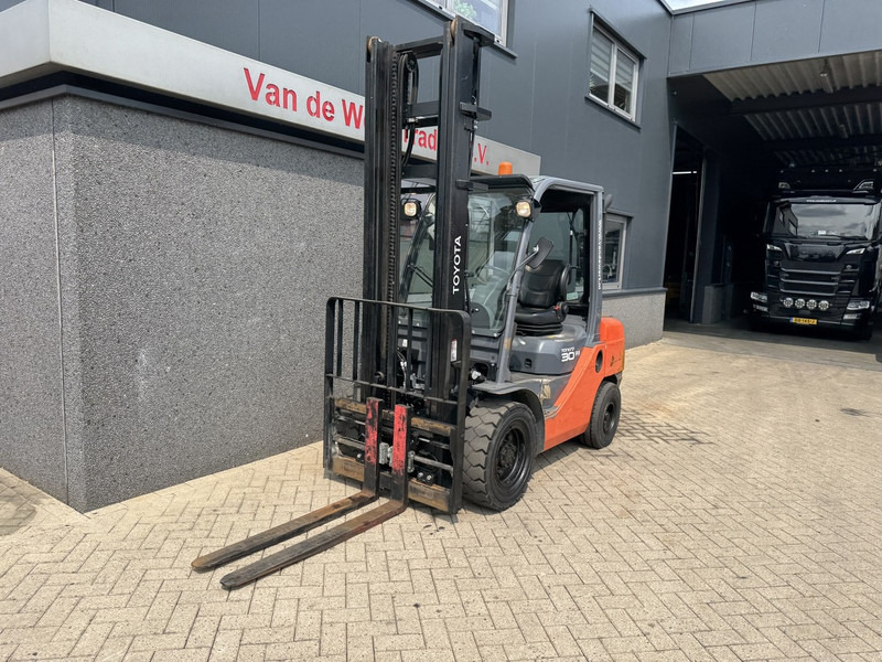 Toyota 02-8 FDF 30 - Dieselový vysokozdvižný vozík: obrázok 3 Toyota 02-8 FDF 30 - Dieselový vysokozdvižný vozík: obrázok 3