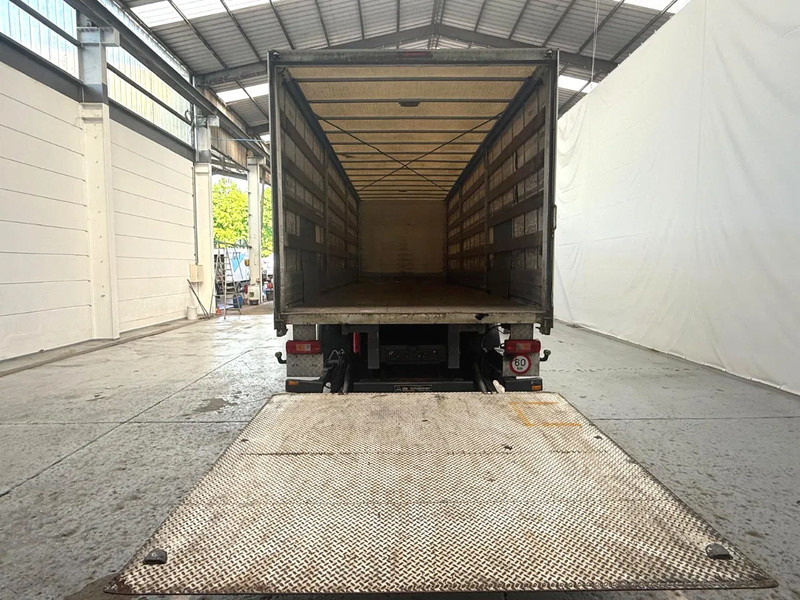 Volvo FM 330 / Essieu relevable et directionnel / Steerable lift axle / Lift as en stuuras - Plachtové nákladné vozidlo: obrázok 5 Volvo FM 330 / Essieu relevable et directionnel / Steerable lift axle / Lift as en stuuras - Plachtové nákladné vozidlo: obrázok 5