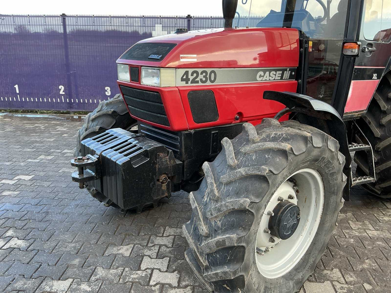 1999 CASE IH 4230 XL ALL-WHEEL DRIVE FARM TRACTOR - Traktor: obrázok 5 1999 CASE IH 4230 XL ALL-WHEEL DRIVE FARM TRACTOR - Traktor: obrázok 5