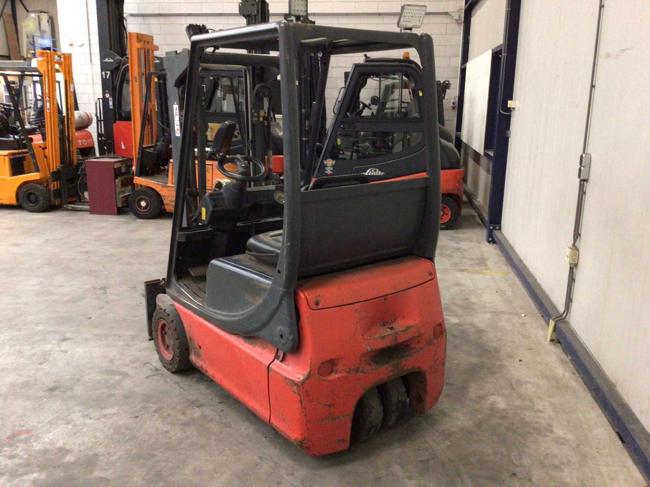 1999 LINDE E14 FORKLIFT - Vysokozdvižný vozík: obrázok 3 1999 LINDE E14 FORKLIFT - Vysokozdvižný vozík: obrázok 3