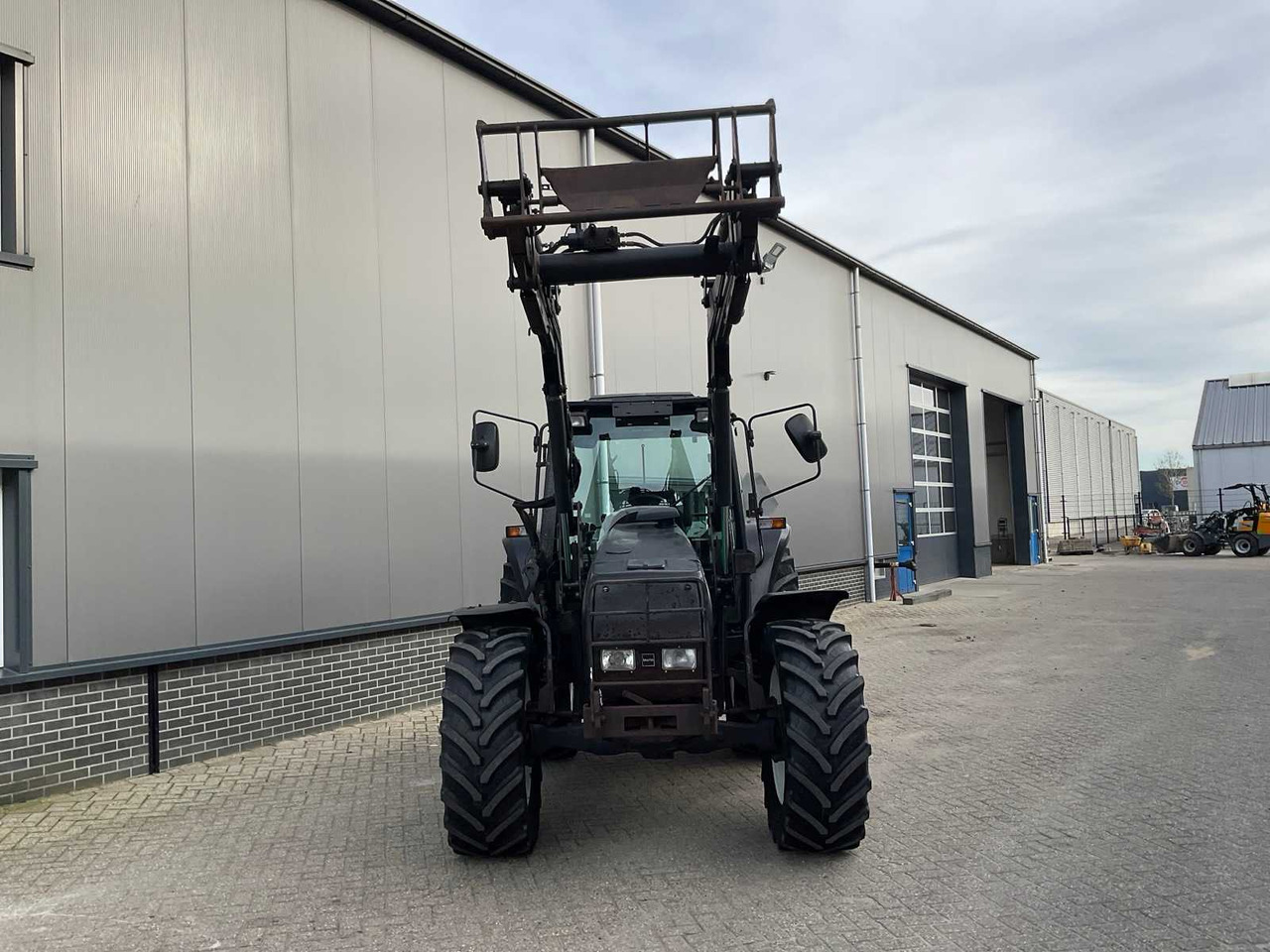 1999 VALTRA 6400 ALL-WHEEL DRIVE AGRICULTURAL TRACTOR - Traktor: obrázok 3 1999 VALTRA 6400 ALL-WHEEL DRIVE AGRICULTURAL TRACTOR - Traktor: obrázok 3