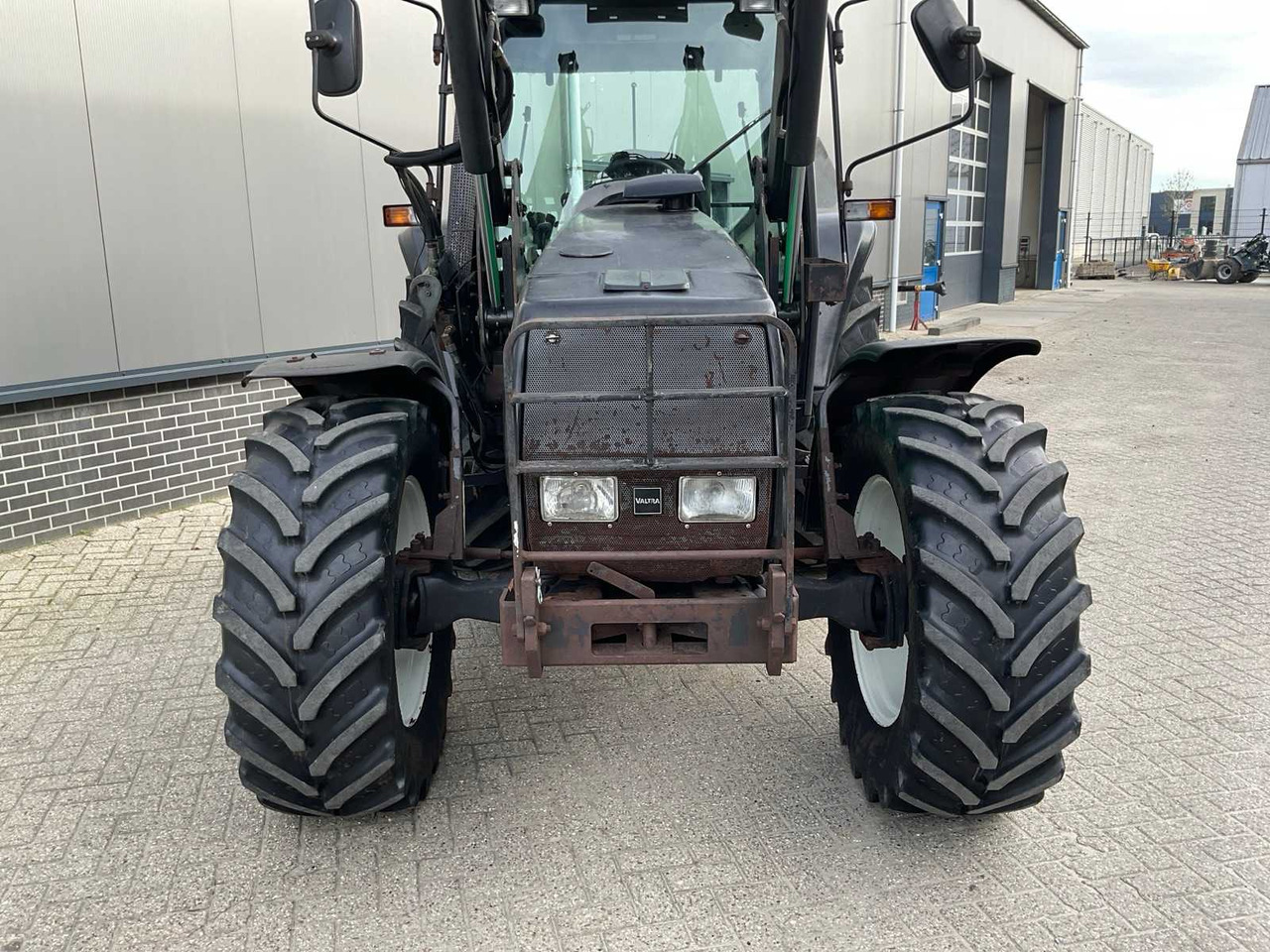 1999 VALTRA 6400 ALL-WHEEL DRIVE AGRICULTURAL TRACTOR - Traktor: obrázok 4 1999 VALTRA 6400 ALL-WHEEL DRIVE AGRICULTURAL TRACTOR - Traktor: obrázok 4