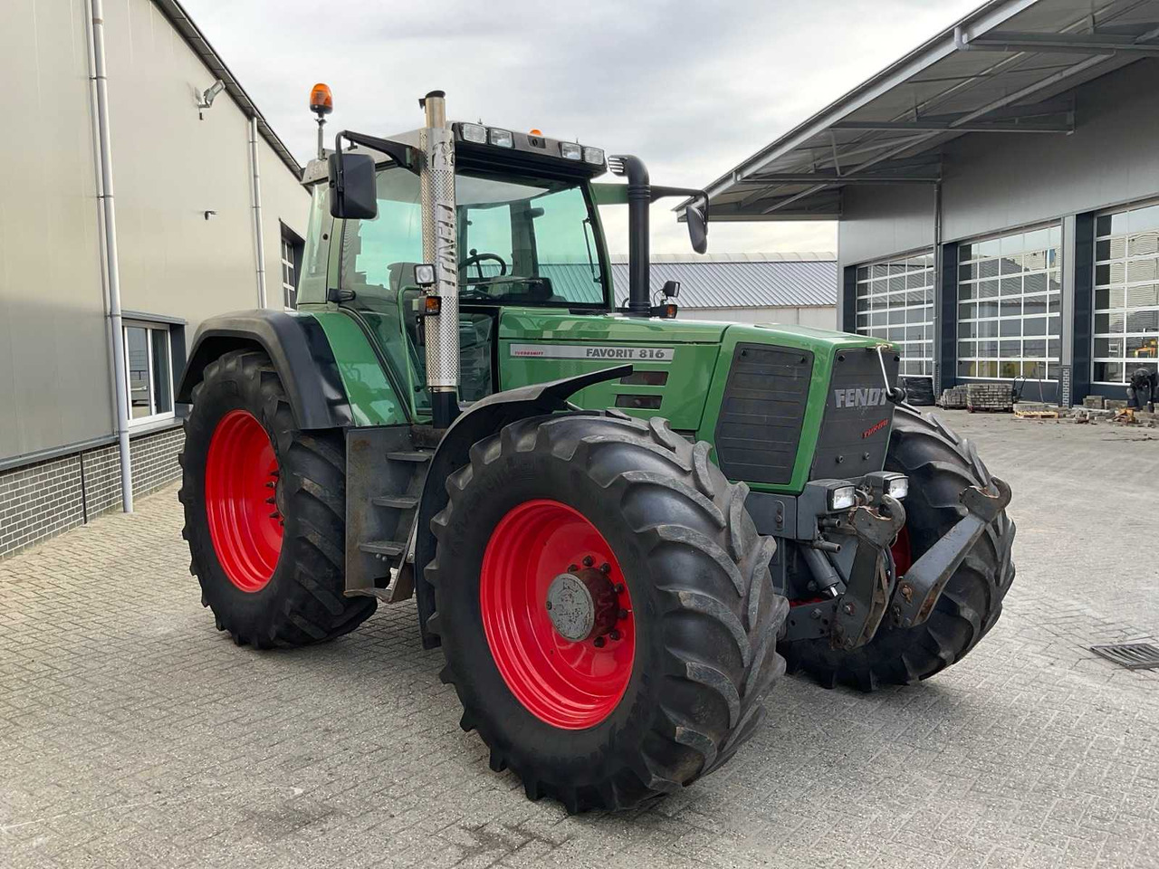 2000 FENDT FAVORIT 816 ALL-WHEEL DRIVE AGRICULTURAL TRACTOR - Traktor: obrázok 4 2000 FENDT FAVORIT 816 ALL-WHEEL DRIVE AGRICULTURAL TRACTOR - Traktor: obrázok 4