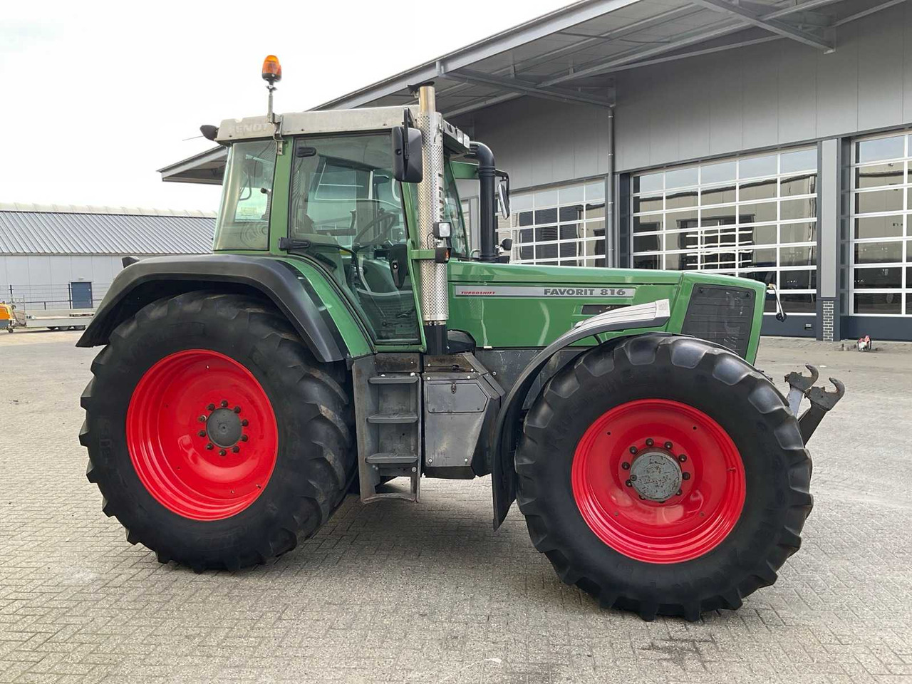2000 FENDT FAVORIT 816 ALL-WHEEL DRIVE AGRICULTURAL TRACTOR - Traktor: obrázok 5 2000 FENDT FAVORIT 816 ALL-WHEEL DRIVE AGRICULTURAL TRACTOR - Traktor: obrázok 5