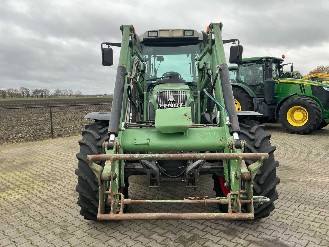 2001 FENDT 716 VARIO ALL-WHEEL DRIVE FARM TRACTOR - Traktor: obrázok 2 2001 FENDT 716 VARIO ALL-WHEEL DRIVE FARM TRACTOR - Traktor: obrázok 2