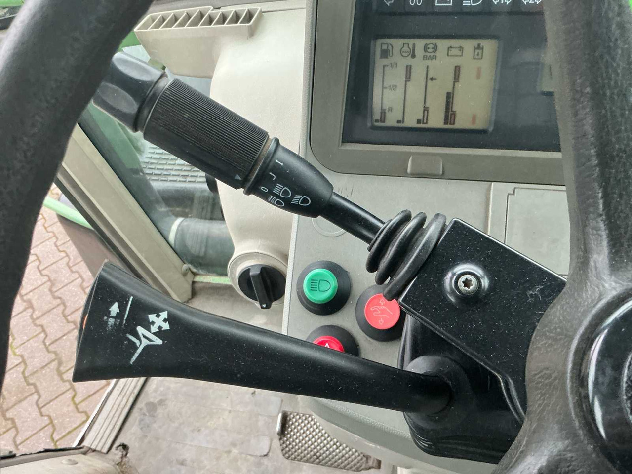 Traktor 2001 FENDT 716 VARIO ALL-WHEEL DRIVE FARM TRACTOR: obrázok 23 Traktor 2001 FENDT 716 VARIO ALL-WHEEL DRIVE FARM TRACTOR: obrázok 23