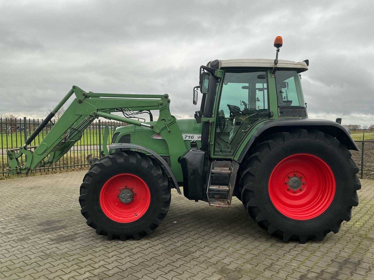 2001 FENDT 716 VARIO ALL-WHEEL DRIVE FARM TRACTOR - Traktor: obrázok 5 2001 FENDT 716 VARIO ALL-WHEEL DRIVE FARM TRACTOR - Traktor: obrázok 5