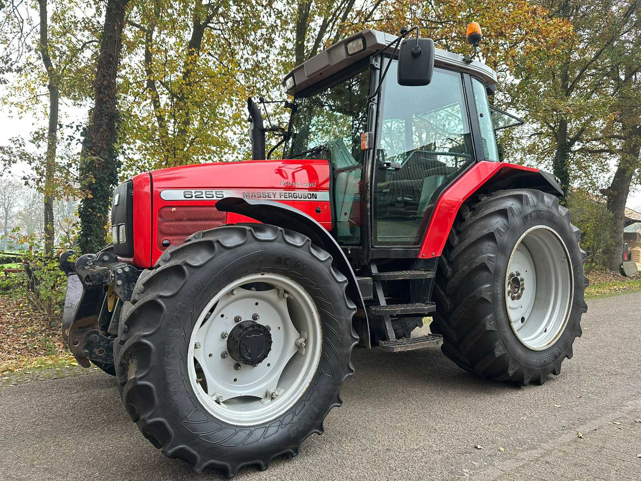 2002 MASSEY FERGUSON 6255 FOUR WHEEL DRIVE FARM TRACTOR - Traktor: obrázok 1 2002 MASSEY FERGUSON 6255 FOUR WHEEL DRIVE FARM TRACTOR - Traktor: obrázok 1