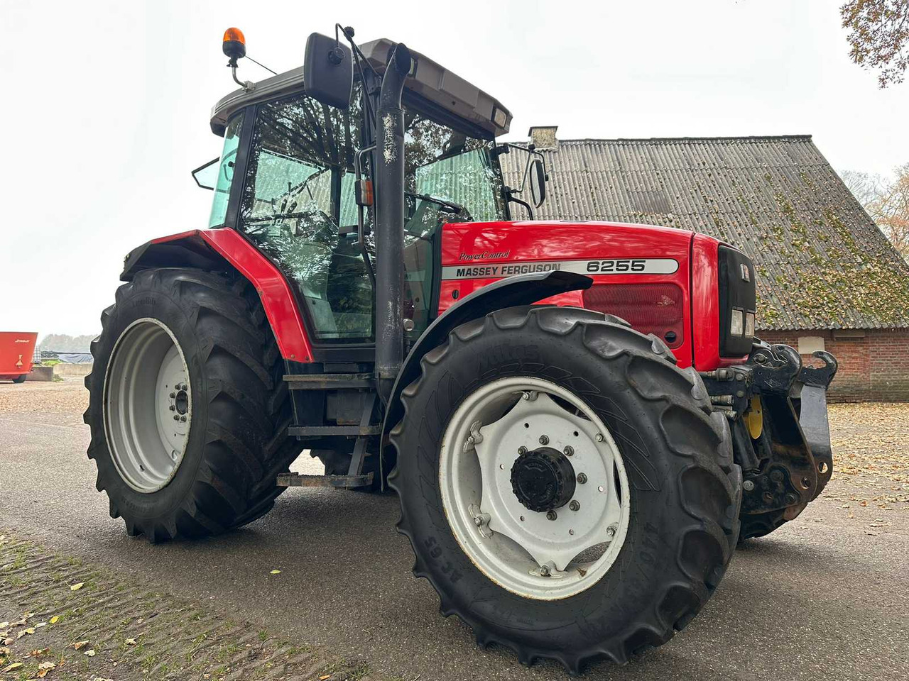 2002 MASSEY FERGUSON 6255 FOUR WHEEL DRIVE FARM TRACTOR - Traktor: obrázok 3 2002 MASSEY FERGUSON 6255 FOUR WHEEL DRIVE FARM TRACTOR - Traktor: obrázok 3