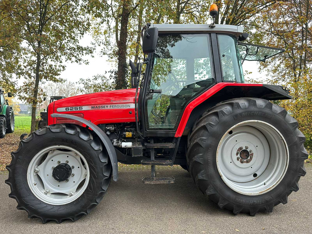 2002 MASSEY FERGUSON 6255 FOUR WHEEL DRIVE FARM TRACTOR - Traktor: obrázok 2 2002 MASSEY FERGUSON 6255 FOUR WHEEL DRIVE FARM TRACTOR - Traktor: obrázok 2