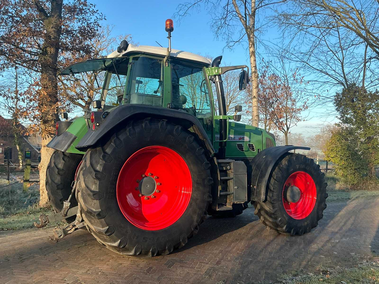 2004 FENDT 818 VARIO TMS ALL-WHEEL DRIVE FARM TRACTOR - Traktor: obrázok 3 2004 FENDT 818 VARIO TMS ALL-WHEEL DRIVE FARM TRACTOR - Traktor: obrázok 3