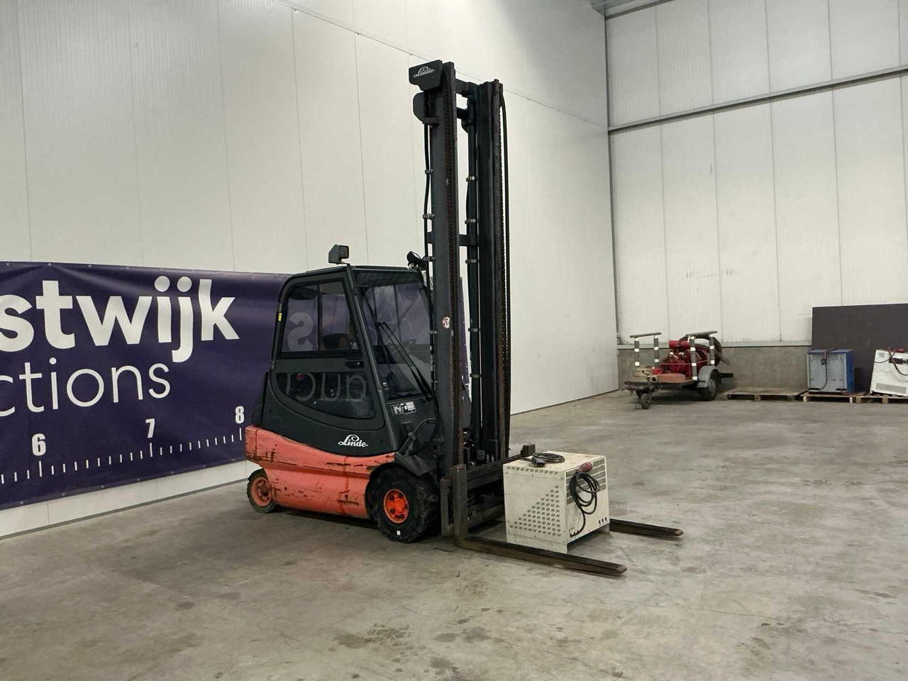2004 LINDE E25-02 FORKLIFT - Vysokozdvižný vozík: obrázok 3 2004 LINDE E25-02 FORKLIFT - Vysokozdvižný vozík: obrázok 3