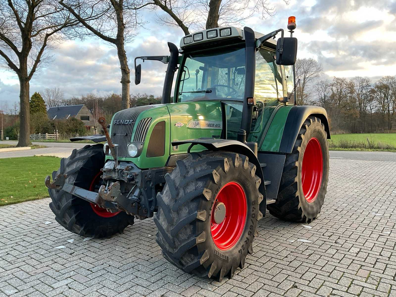 2005 FENDT FARMER 412 VARIO ALL-WHEEL DRIVE FARM TRACTOR - Traktor: obrázok 1 2005 FENDT FARMER 412 VARIO ALL-WHEEL DRIVE FARM TRACTOR - Traktor: obrázok 1