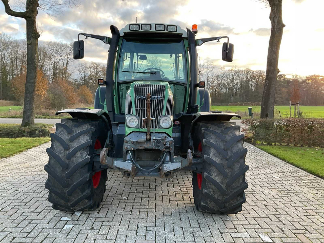 2005 FENDT FARMER 412 VARIO ALL-WHEEL DRIVE FARM TRACTOR - Traktor: obrázok 2 2005 FENDT FARMER 412 VARIO ALL-WHEEL DRIVE FARM TRACTOR - Traktor: obrázok 2