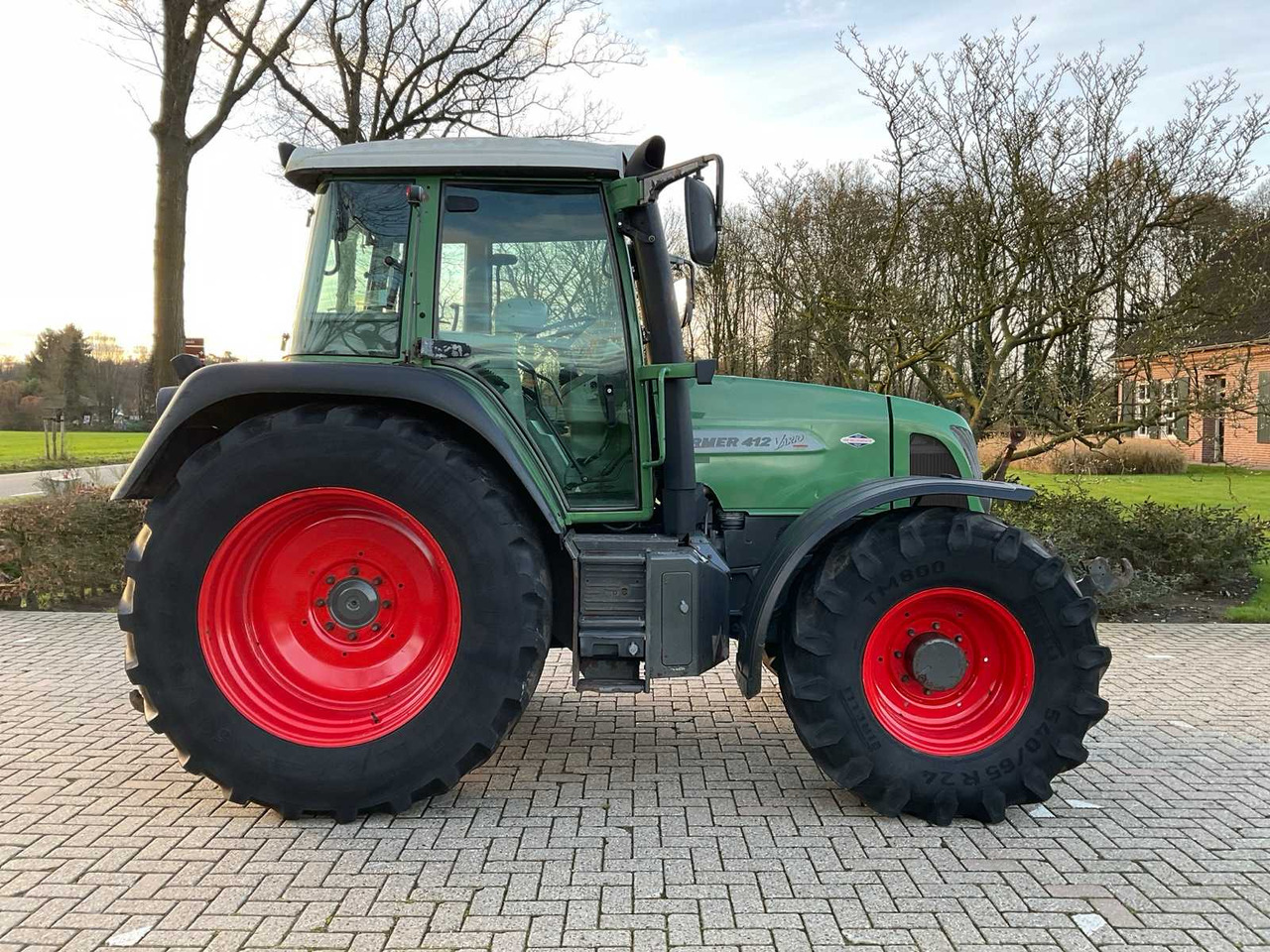 2005 FENDT FARMER 412 VARIO ALL-WHEEL DRIVE FARM TRACTOR - Traktor: obrázok 4 2005 FENDT FARMER 412 VARIO ALL-WHEEL DRIVE FARM TRACTOR - Traktor: obrázok 4