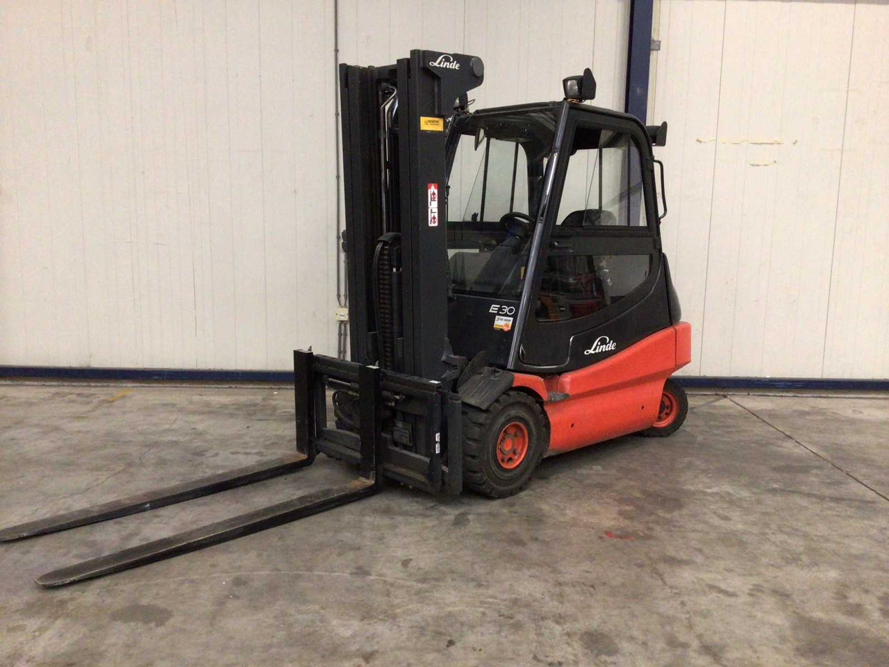 2006 LINDE E30 FORKLIFT - Vysokozdvižný vozík: obrázok 1 2006 LINDE E30 FORKLIFT - Vysokozdvižný vozík: obrázok 1
