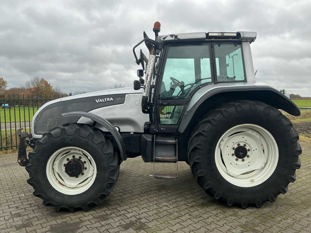 2006 VALTRA T140-4 ALL-WHEEL DRIVE FARM TRACTOR - Traktor: obrázok 5 2006 VALTRA T140-4 ALL-WHEEL DRIVE FARM TRACTOR - Traktor: obrázok 5