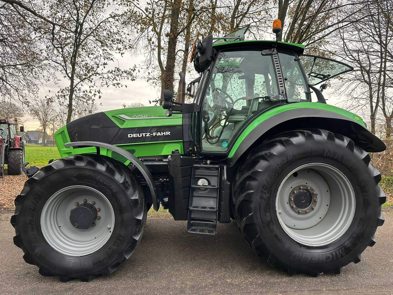 2013 DEUTZ-FAHR 7250 TTV FOUR WHEEL DRIVE FARM TRACTOR - Traktor: obrázok 4 2013 DEUTZ-FAHR 7250 TTV FOUR WHEEL DRIVE FARM TRACTOR - Traktor: obrázok 4