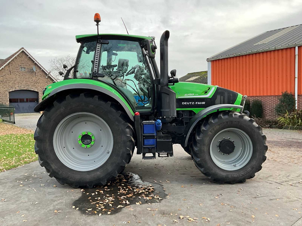 2015 DEUTZ-FAHR 6190 TTV ALL-WHEEL DRIVE FARM TRACTOR - Traktor: obrázok 4 2015 DEUTZ-FAHR 6190 TTV ALL-WHEEL DRIVE FARM TRACTOR - Traktor: obrázok 4
