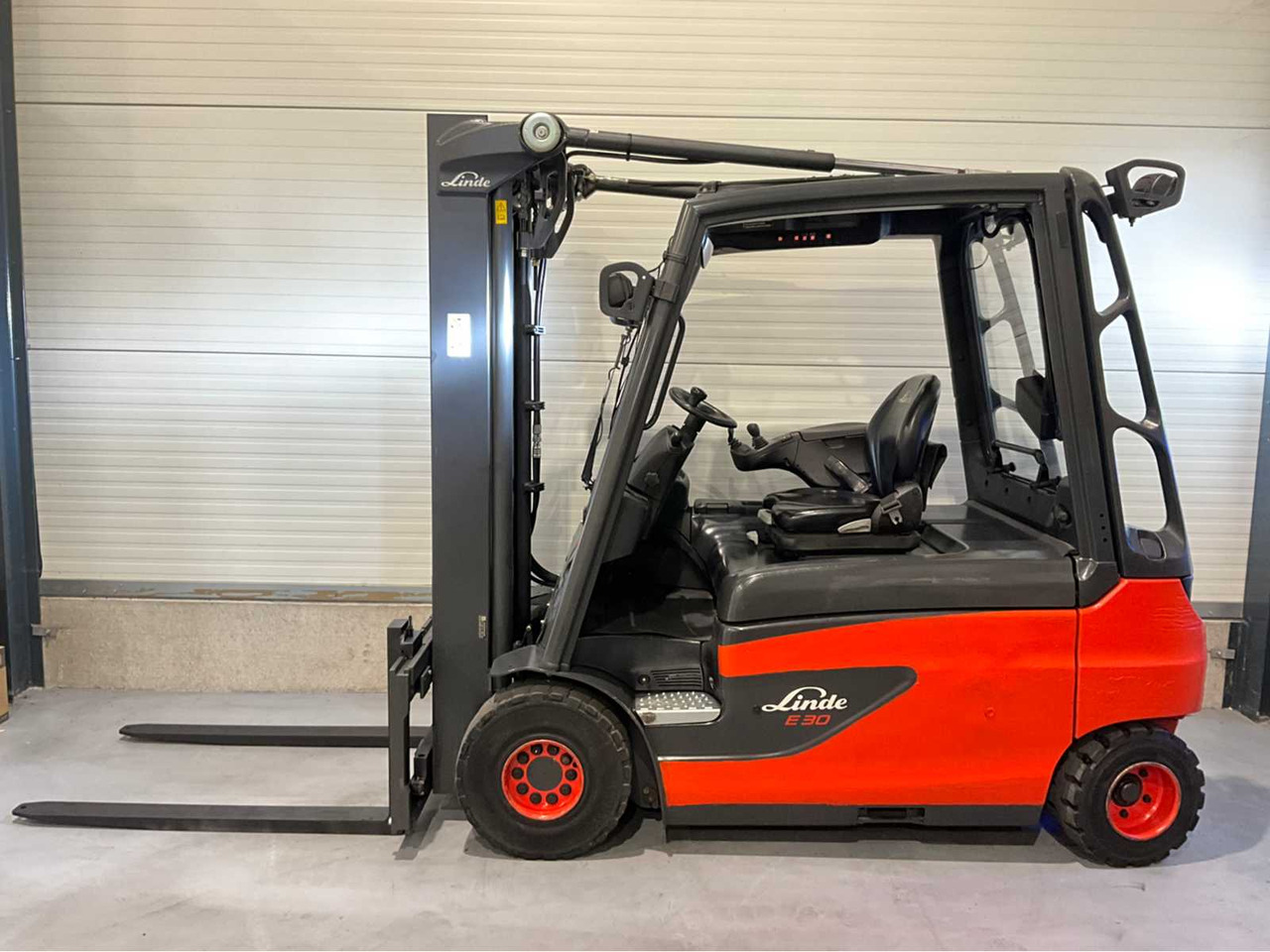 2017 LINDE E30L-01 3000KG FORKLIFT - Vysokozdvižný vozík: obrázok 2 2017 LINDE E30L-01 3000KG FORKLIFT - Vysokozdvižný vozík: obrázok 2