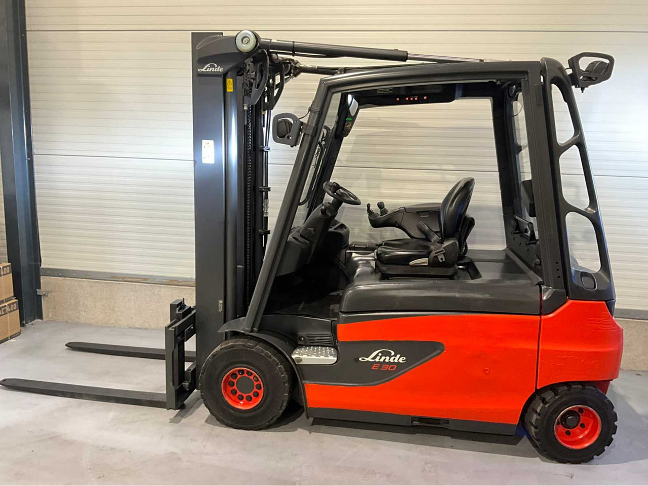 2017 LINDE E30L-01 3000KG FORKLIFT - Vysokozdvižný vozík: obrázok 3 2017 LINDE E30L-01 3000KG FORKLIFT - Vysokozdvižný vozík: obrázok 3