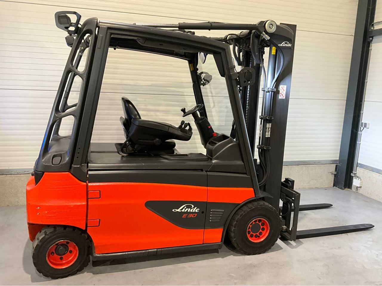 2017 LINDE E30L-01 3000KG FORKLIFT - Vysokozdvižný vozík: obrázok 5 2017 LINDE E30L-01 3000KG FORKLIFT - Vysokozdvižný vozík: obrázok 5