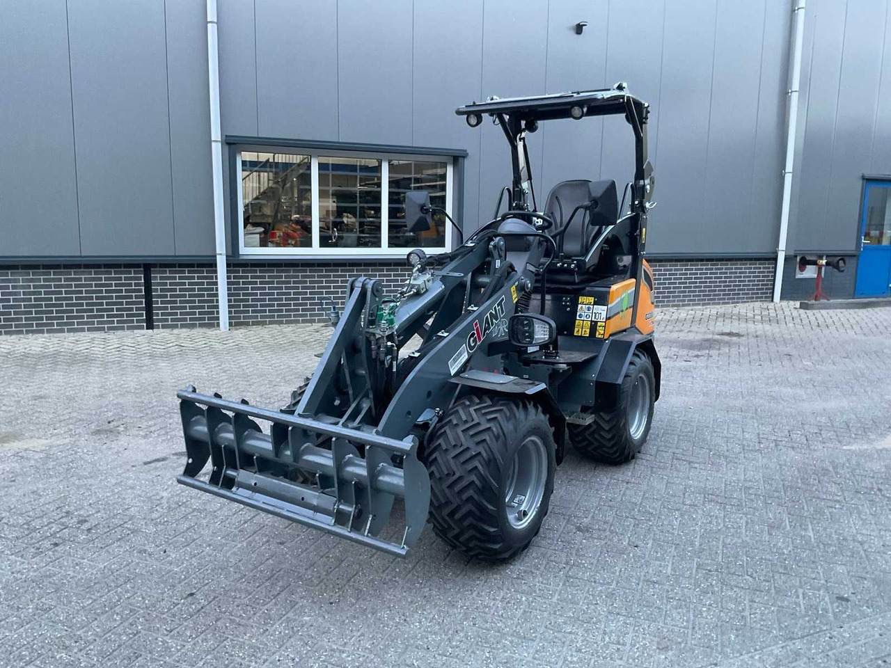 2022 GIANT G2200E X-TRA ELECTRIC MINI SHOVEL - Kolesový nakladač: obrázok 2 2022 GIANT G2200E X-TRA ELECTRIC MINI SHOVEL - Kolesový nakladač: obrázok 2