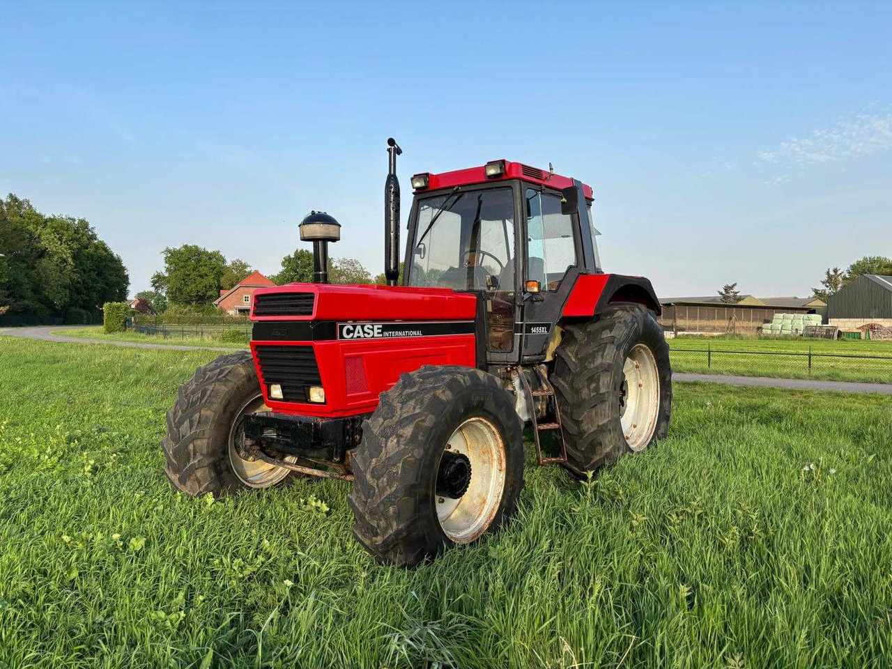 CASE INTERNATIONAL - 1988 - 1455 XL - ALL-WHEEL DRIVE FARM TRACTOR - Traktor: obrázok 2 CASE INTERNATIONAL - 1988 - 1455 XL - ALL-WHEEL DRIVE FARM TRACTOR - Traktor: obrázok 2