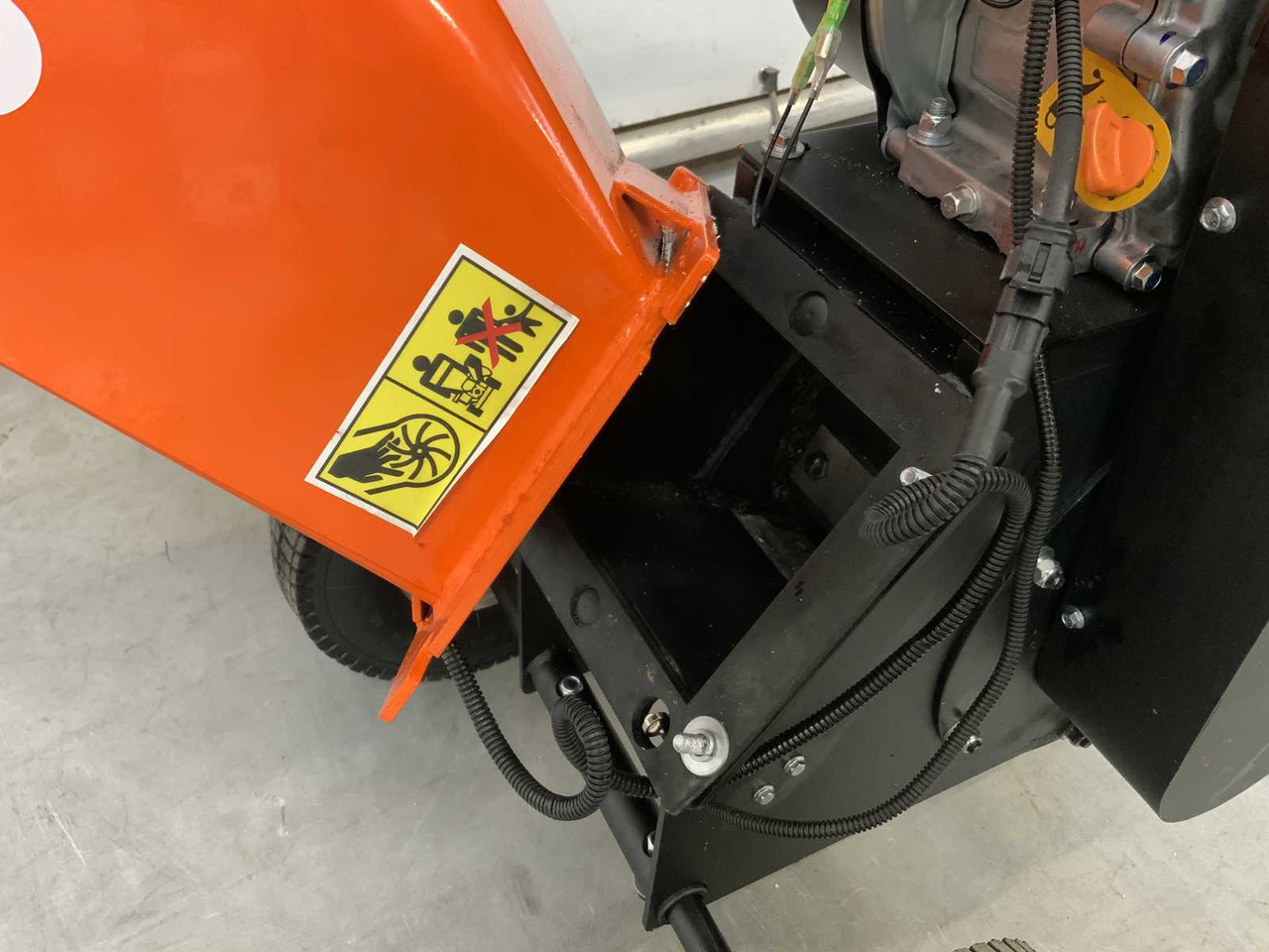 Daewoo DWFWC230 - Drtič konárov: obrázok 4 Daewoo DWFWC230 - Drtič konárov: obrázok 4