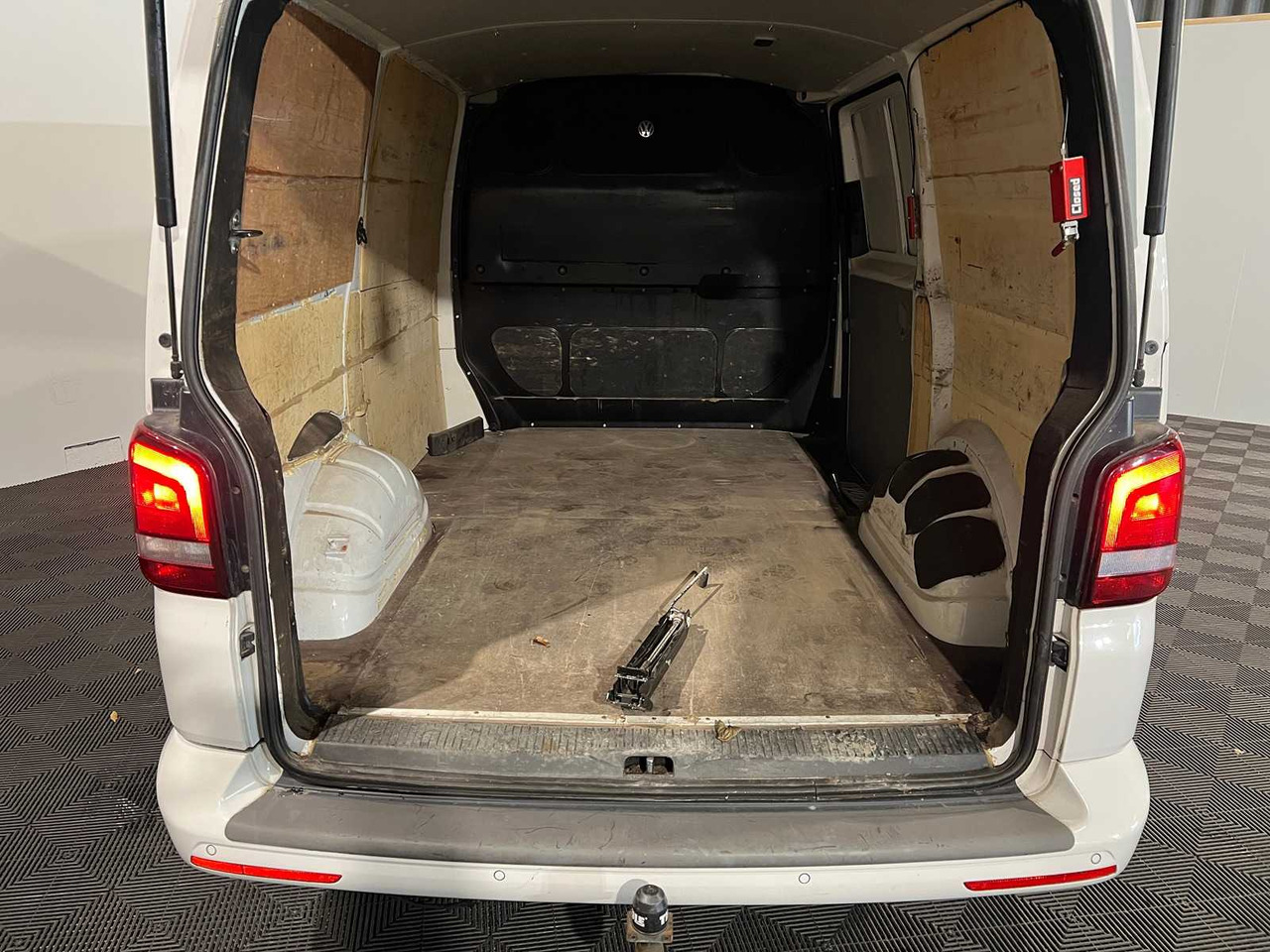 VOLKSWAGEN TRANSPORTER 2.0 TDI L1H1, VL-143-X - Dodávka: obrázok 4 VOLKSWAGEN TRANSPORTER 2.0 TDI L1H1, VL-143-X - Dodávka: obrázok 4