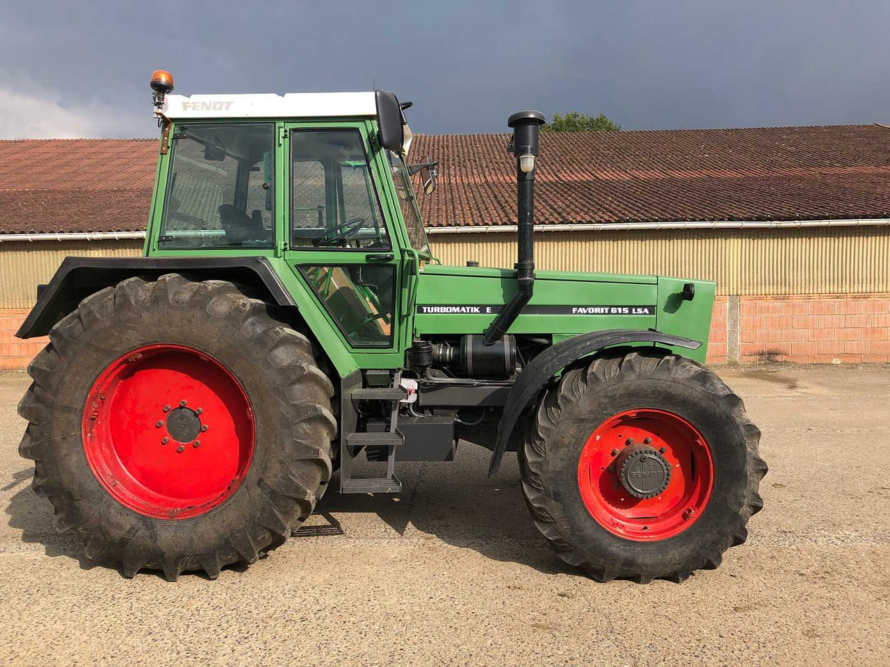 FENDT - FAVORIT 615 LSA TURBOMATIK E - 4WD AGRICULTURAL TRACTOR - 1985 - Traktor: obrázok 2 FENDT - FAVORIT 615 LSA TURBOMATIK E - 4WD AGRICULTURAL TRACTOR - 1985 - Traktor: obrázok 2