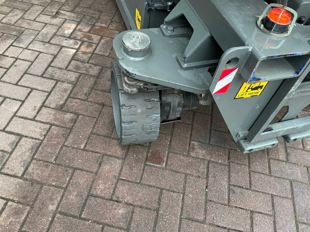 Pracovná plošina Holland lift HL-7814: obrázok 12 Pracovná plošina Holland lift HL-7814: obrázok 12