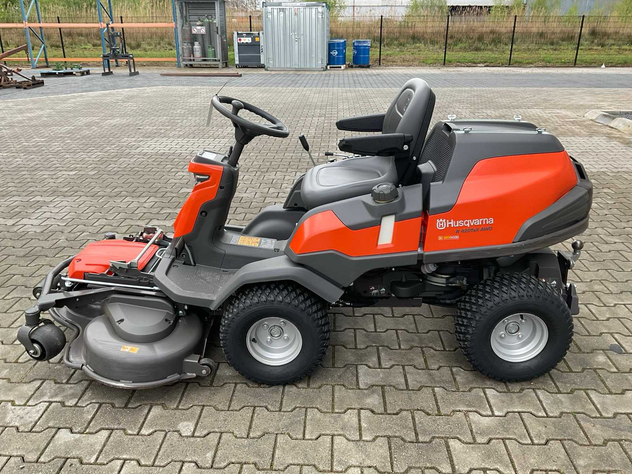 Husqvarna R 420TsX AWD - Záhradná kosačka: obrázok 5 Husqvarna R 420TsX AWD - Záhradná kosačka: obrázok 5