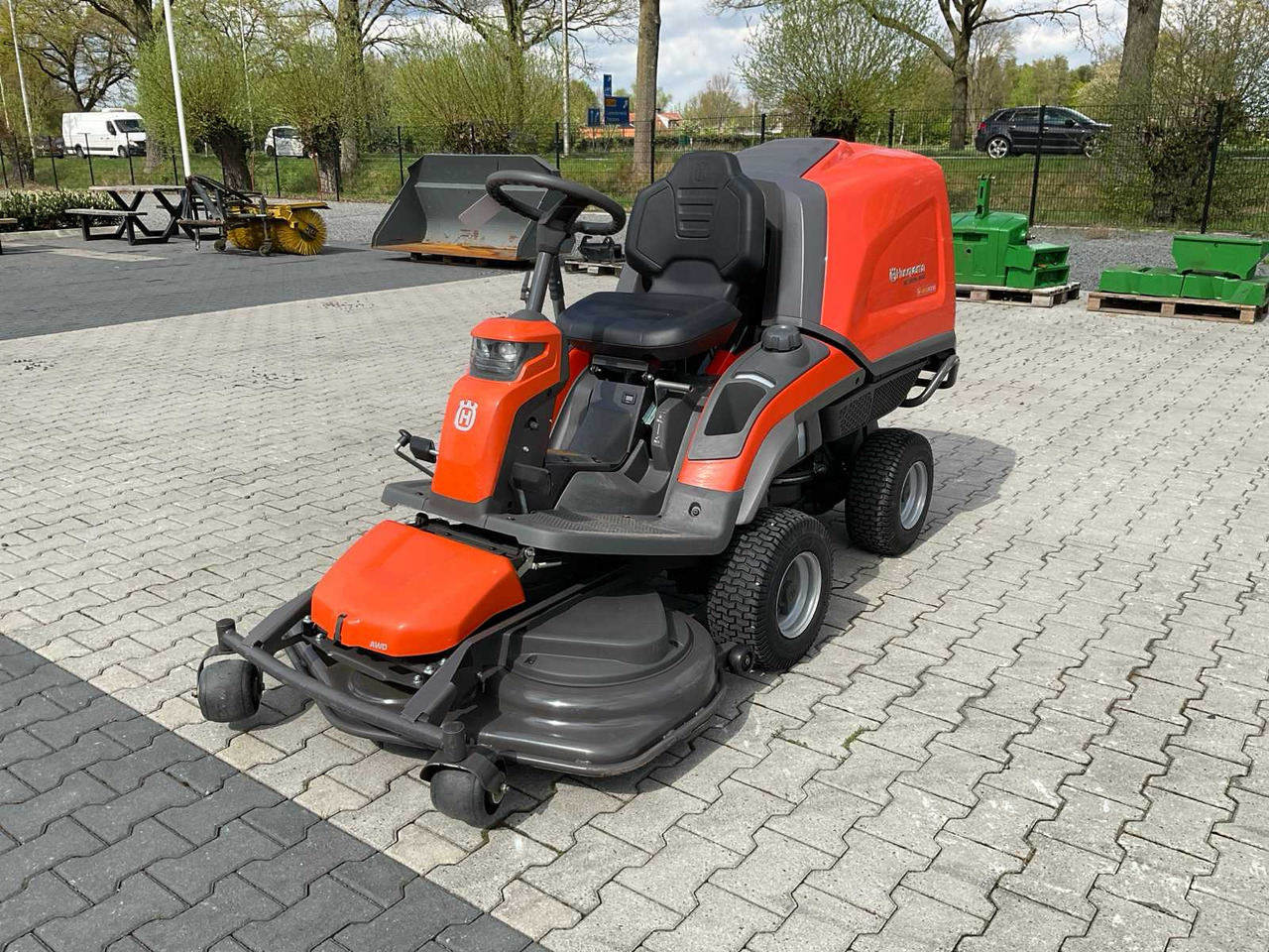 Husqvarna RC 320Ts AWD - Záhradná kosačka: obrázok 1 Husqvarna RC 320Ts AWD - Záhradná kosačka: obrázok 1