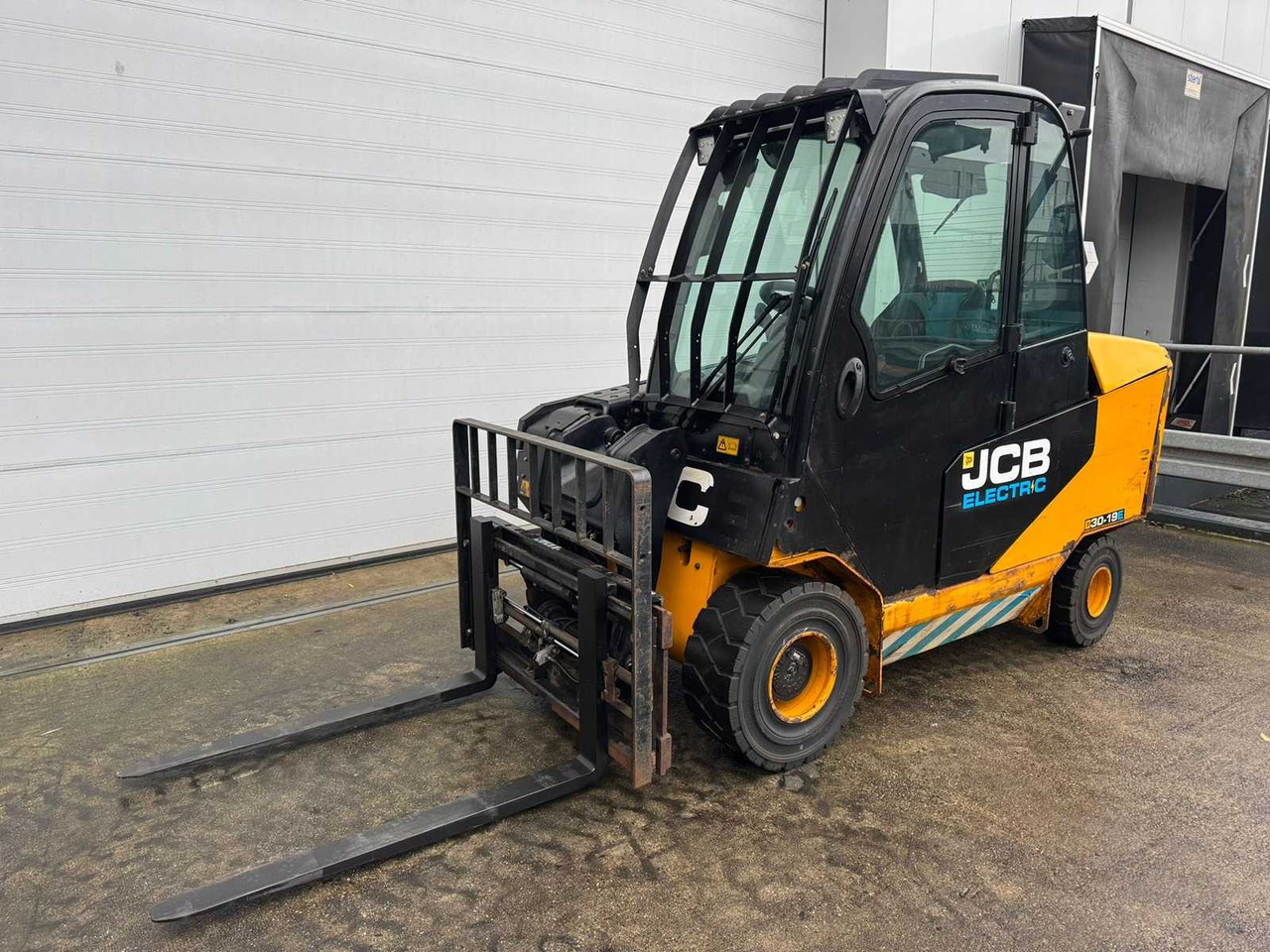 JCB - 2020 - TLT-30-E - FORK POSITIONER, SIDE-SHIFT - FORKLIFT - Vysokozdvižný vozík: obrázok 1 JCB - 2020 - TLT-30-E - FORK POSITIONER, SIDE-SHIFT - FORKLIFT - Vysokozdvižný vozík: obrázok 1