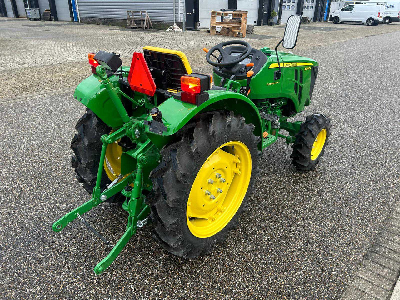John Deere 3028 EN - Kompaktný traktor: obrázok 4 John Deere 3028 EN - Kompaktný traktor: obrázok 4