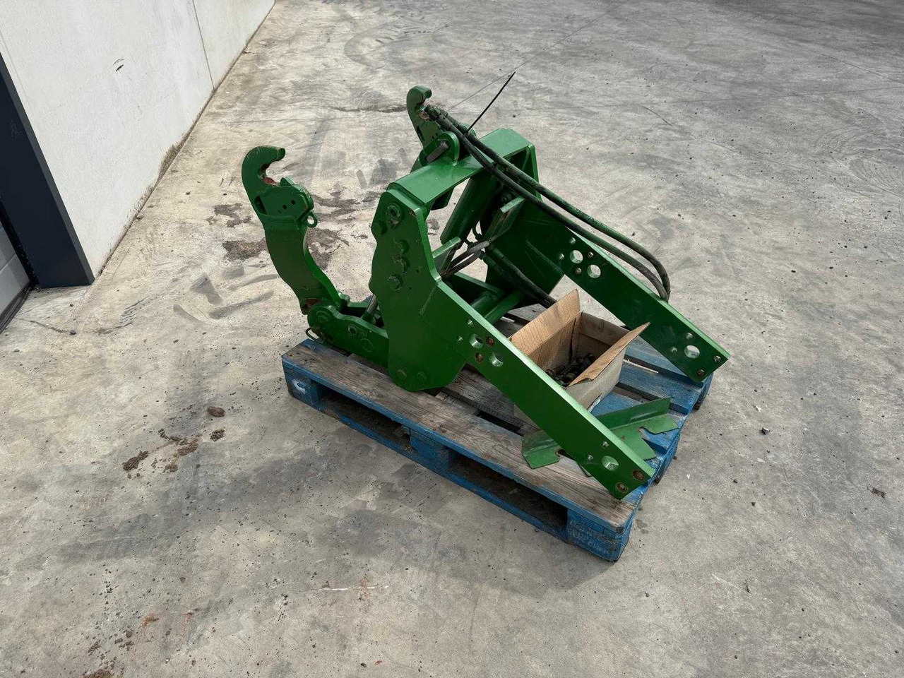 John Deere - Predný nakladač na traktor: obrázok 4 John Deere - Predný nakladač na traktor: obrázok 4