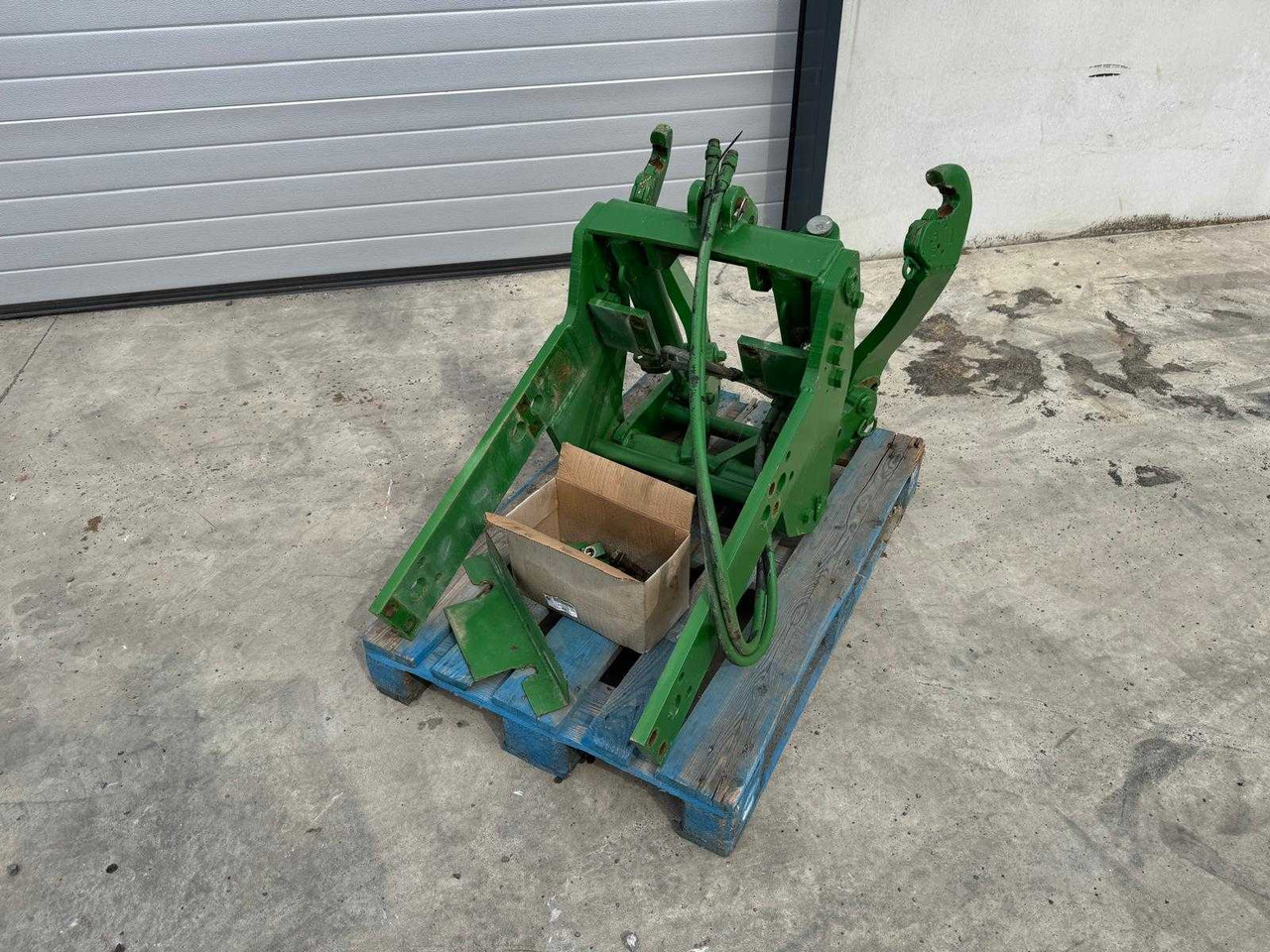 John Deere - Predný nakladač na traktor: obrázok 2 John Deere - Predný nakladač na traktor: obrázok 2