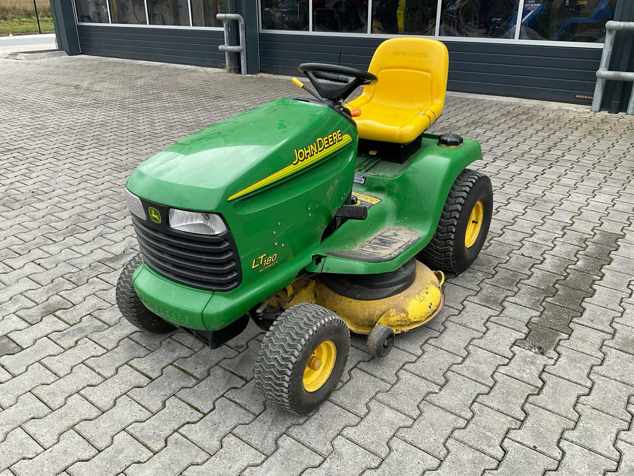 John Deere LT 180 Automatic - Záhradná kosačka: obrázok 1 John Deere LT 180 Automatic - Záhradná kosačka: obrázok 1