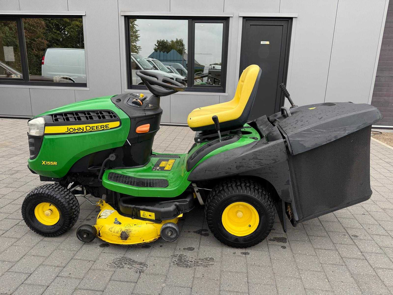 John Deere X155R - Záhradná kosačka: obrázok 4 John Deere X155R - Záhradná kosačka: obrázok 4