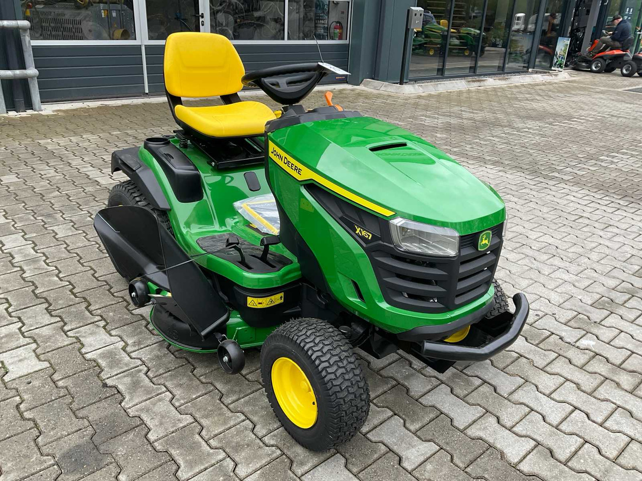 John Deere X167 - Záhradná kosačka: obrázok 4 John Deere X167 - Záhradná kosačka: obrázok 4