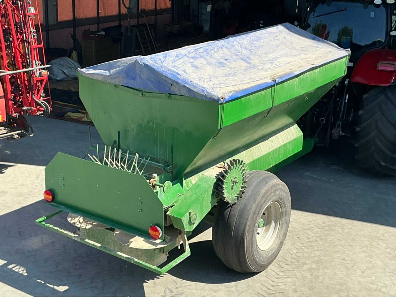 Kuxman K8000 - Rozmetač hnojiva: obrázok 1 Kuxman K8000 - Rozmetač hnojiva: obrázok 1