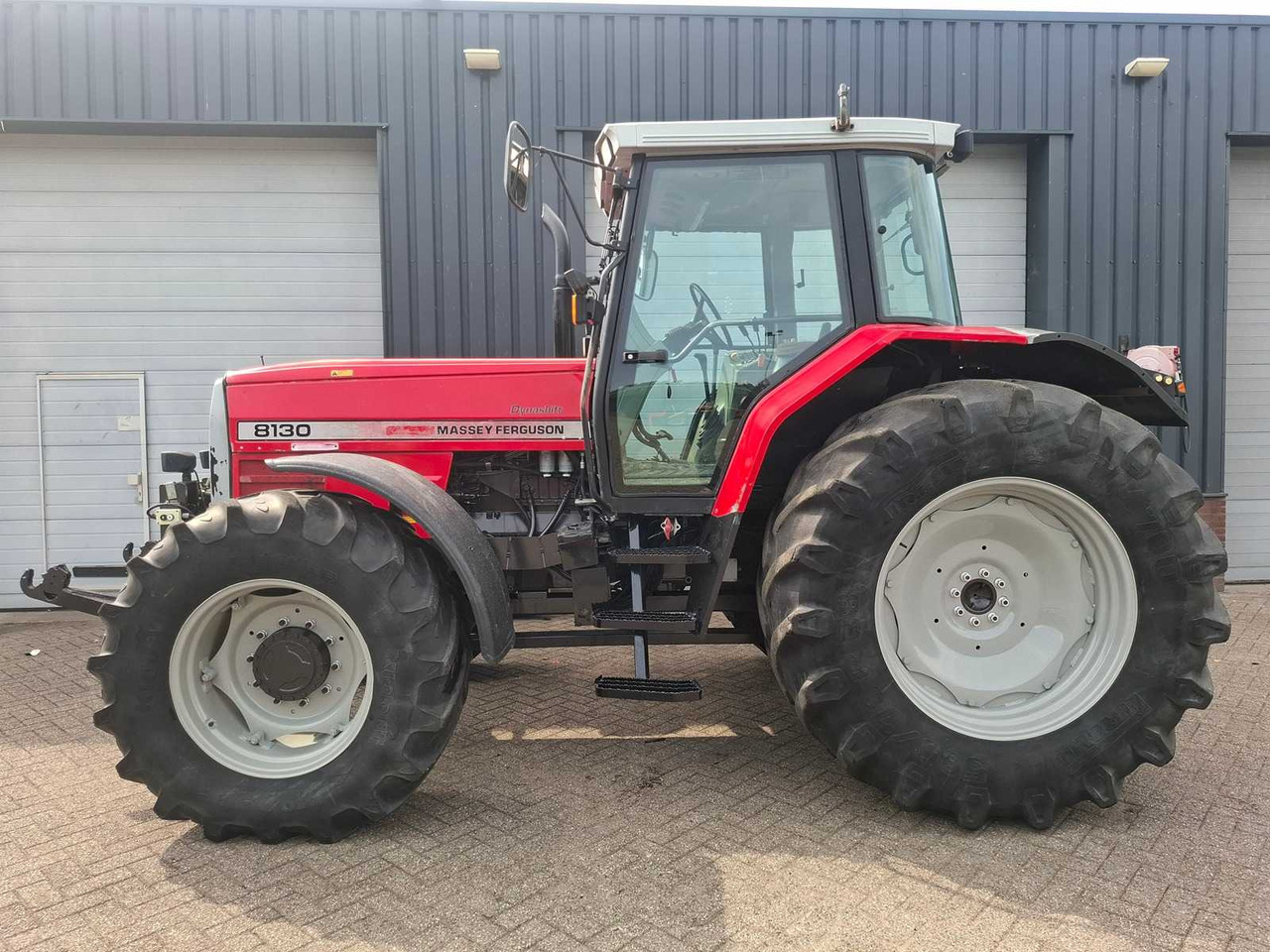 Massey Ferguson 8130 Dynashift - Traktor: obrázok 3 Massey Ferguson 8130 Dynashift - Traktor: obrázok 3