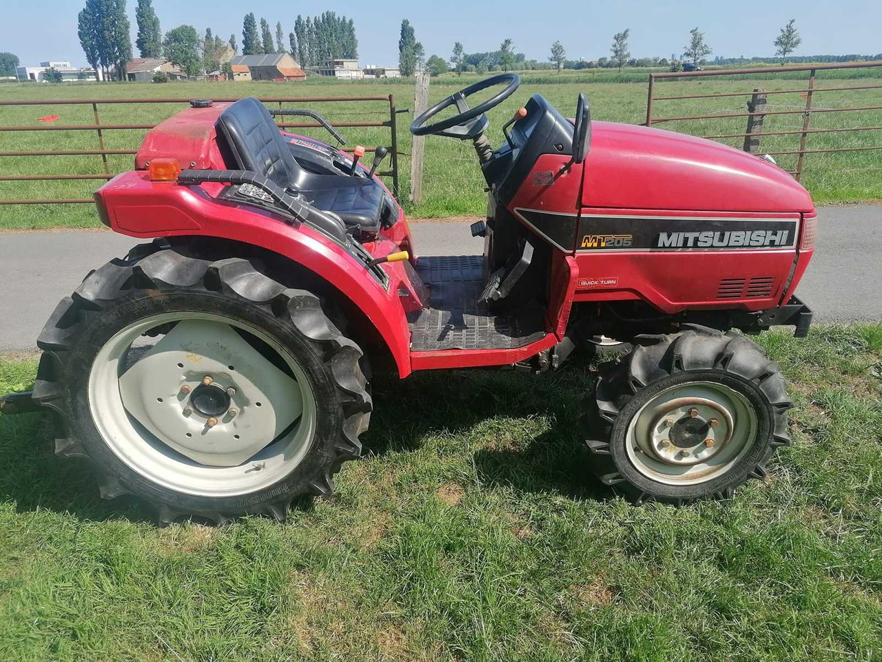 Mitsubishi MT205 - Kompaktný traktor: obrázok 1 Mitsubishi MT205 - Kompaktný traktor: obrázok 1