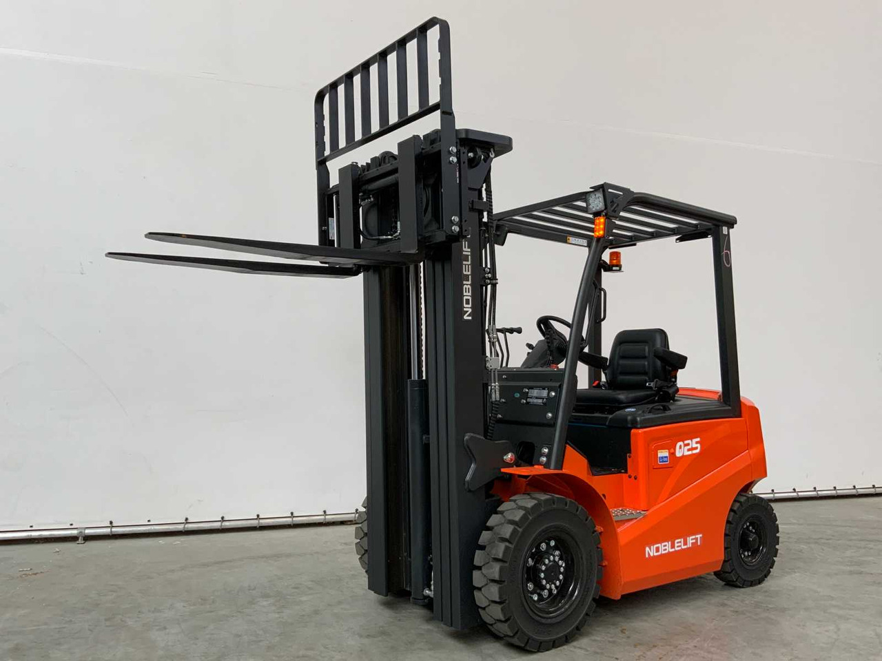 NOBLELIFT - 2024 - Q25-SERIES - 2.5T FORKLIFT ADJUSTABLE FORKS 4.8M - Vysokozdvižný vozík: obrázok 2 NOBLELIFT - 2024 - Q25-SERIES - 2.5T FORKLIFT ADJUSTABLE FORKS 4.8M - Vysokozdvižný vozík: obrázok 2