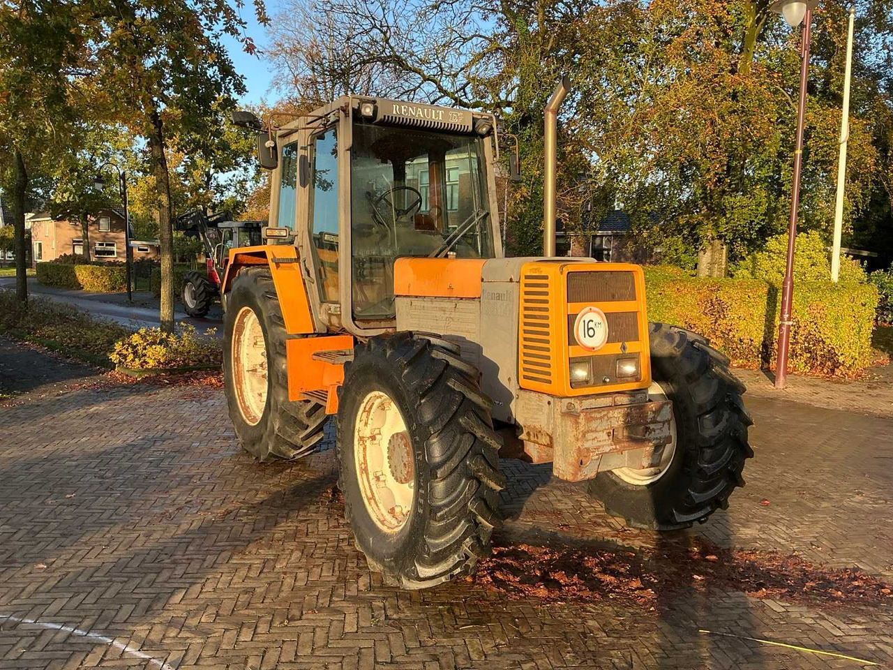 Renault 1987 RENAULT 133.14 ALL-WHEEL DRIVE FARM TRACTOR - Traktor: obrázok 3 Renault 1987 RENAULT 133.14 ALL-WHEEL DRIVE FARM TRACTOR - Traktor: obrázok 3