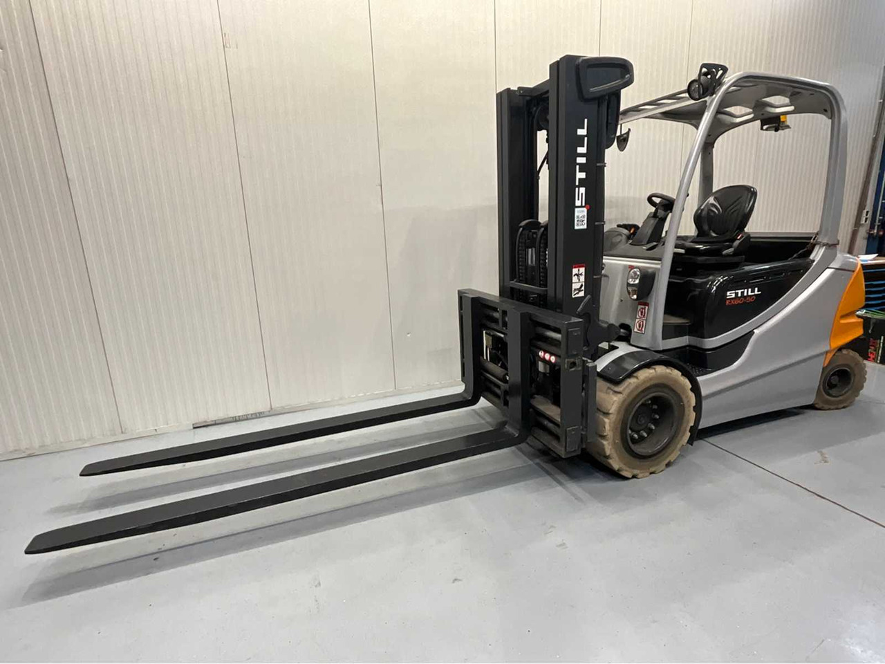 STILL 5000KG- RX60-50 - FORKLIFT TRIPLEX - FORK POSITIONER - SIDESHIFT - FREELIFT - BATTERY 2015 WITH ONLY 1121 HOURS - Vysokozdvižný vozík: obrázok 1 STILL 5000KG- RX60-50 - FORKLIFT TRIPLEX - FORK POSITIONER - SIDESHIFT - FREELIFT - BATTERY 2015 WITH ONLY 1121 HOURS - Vysokozdvižný vozík: obrázok 1